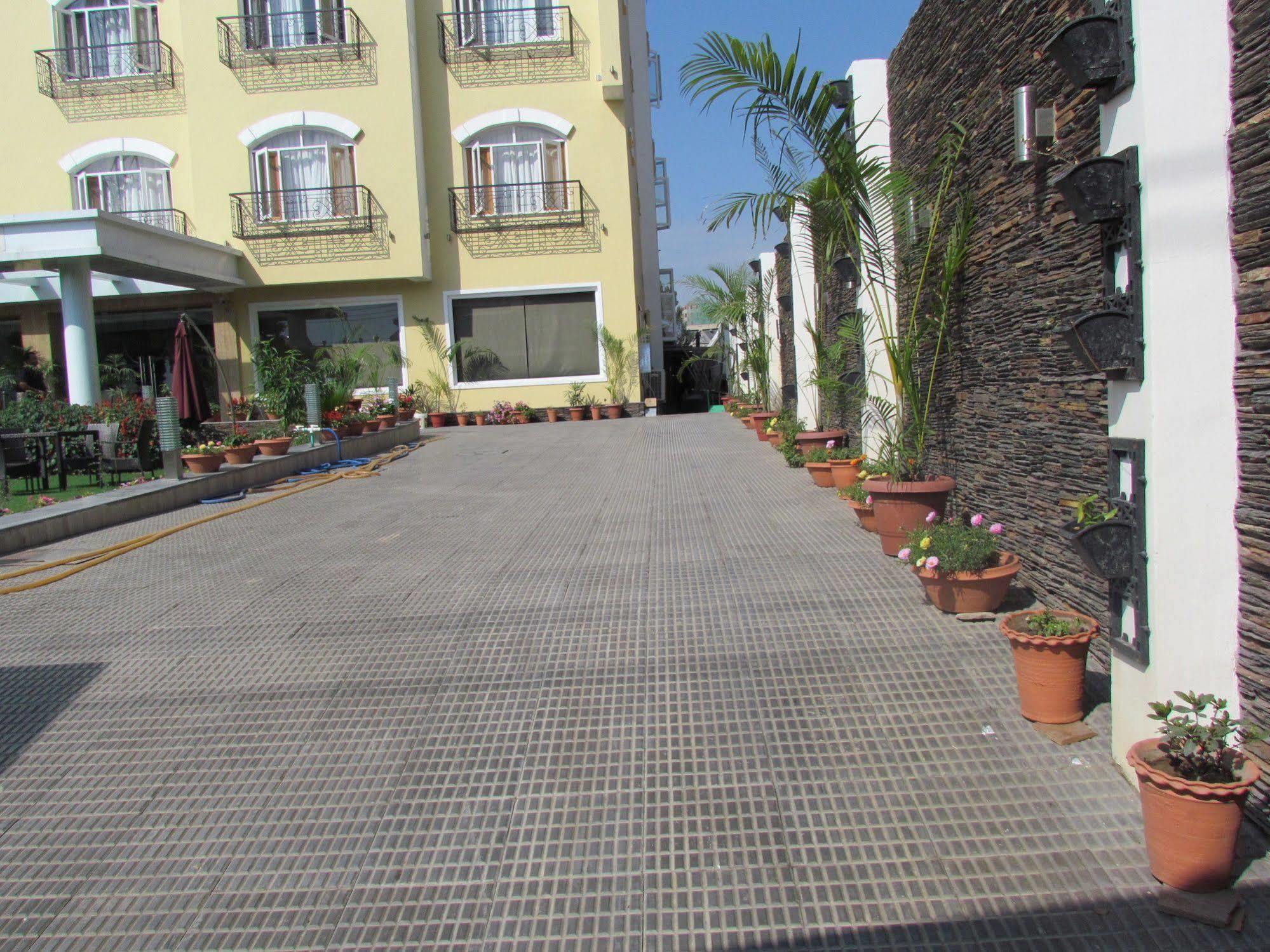 Hotel Pine Spring Wazir Bagh Srinagar  Exterior photo